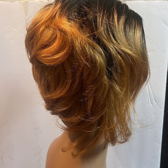 Motown Tress Woman’s Synthetic Swiss Lace Front Wig Blonde Ombré Layered Bob - Picture 4 of 10